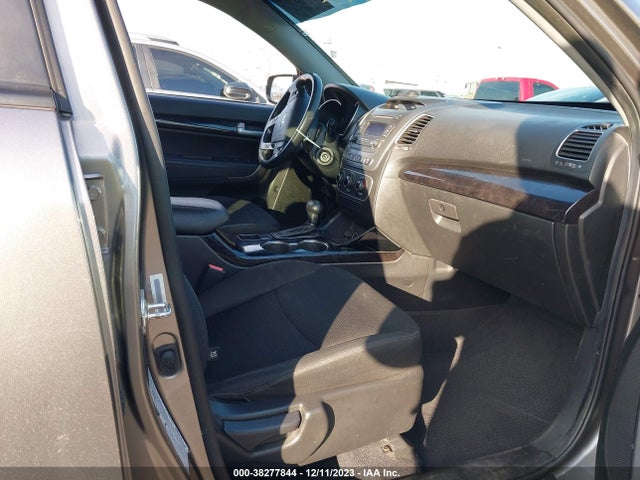 2015 KIA SORENTO LX V6 VIN: 5XYKTDA72FG605871