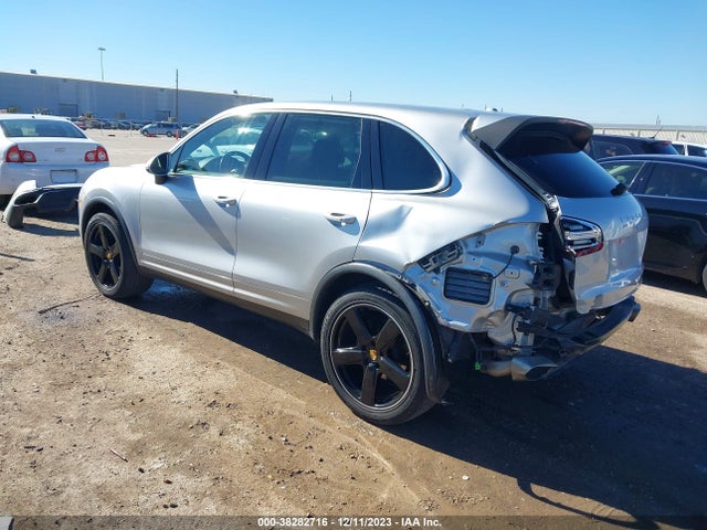 2016 PORSCHE CAYENNE WP1AA2A29GKA09550 Photo 2