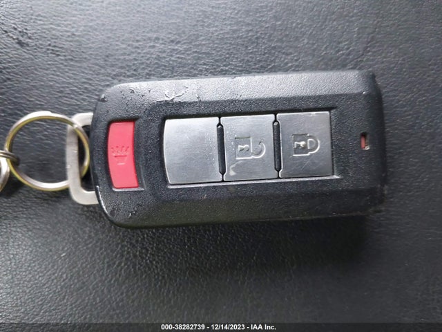 JA4AZ3A35KZ047988 Mitsubishi Outlander Se