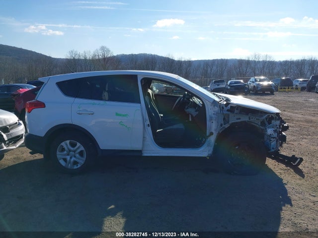 Toyota RAV4 LE 2015 JTMBFREV3FD103639 Image 13