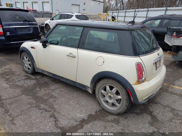 2006 MINI COOPER WMWRC33506TK64816 Photo 2