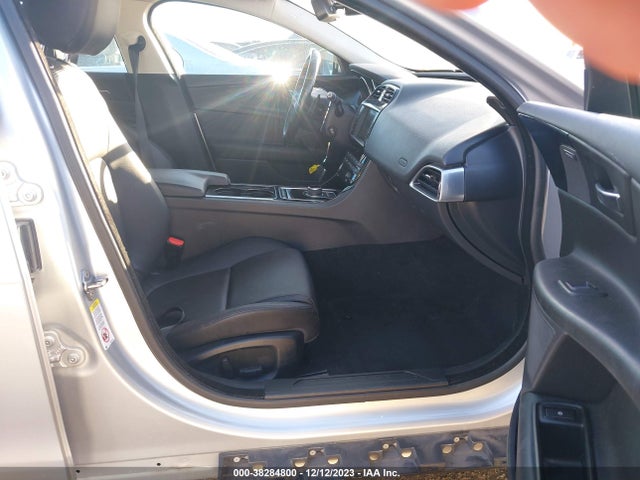 2017 JAGUAR XE SAJAD4BG3HA958003 Photo 4
