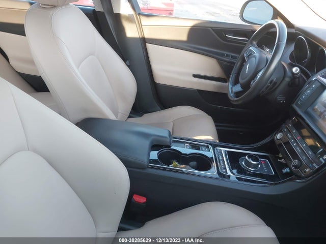2017 JAGUAR XE SAJAR4BG7HA976523 Photo 4