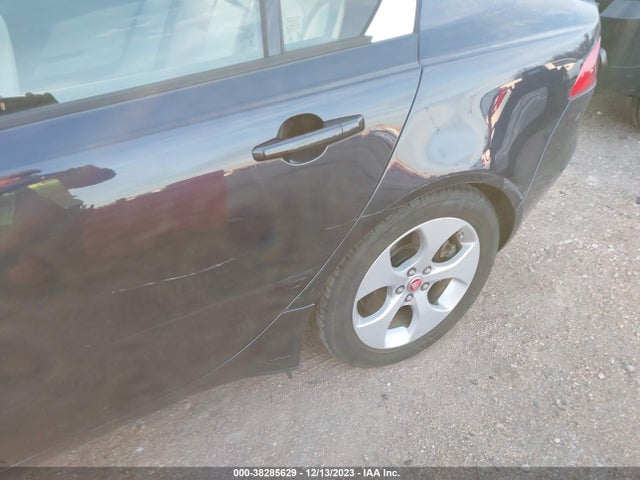 2017 JAGUAR XE SAJAR4BG7HA976523 Photo 5