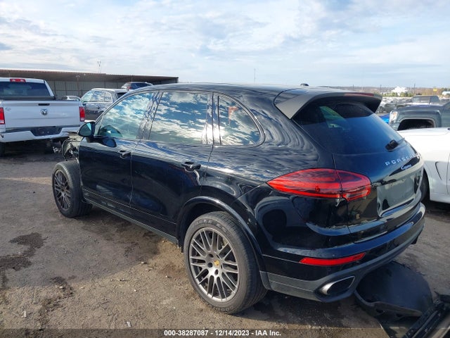 2017 PORSCHE CAYENNE WP1AA2A22HKA81966 Photo 2