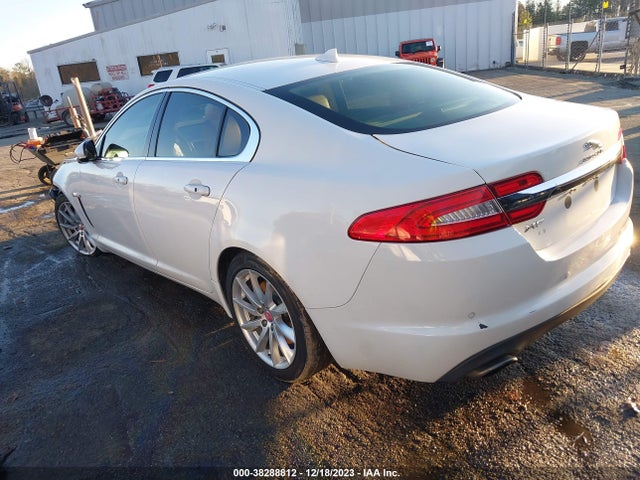 2015 JAGUAR XF SAJWA0FS5FPU42449 Photo 2