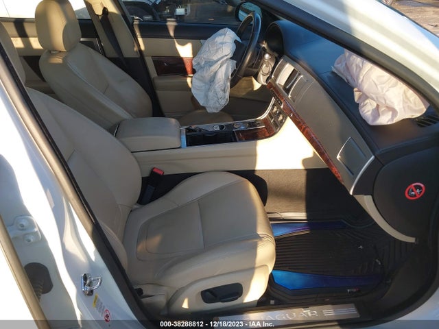 2015 JAGUAR XF SAJWA0FS5FPU42449 Photo 4