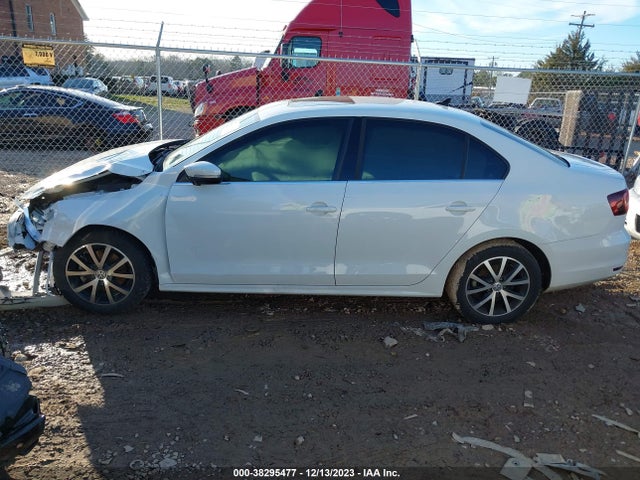 3VWDB7AJ0JM263225 Volkswagen Jetta 1.4t Se/1.4t Wolfsburg Edition