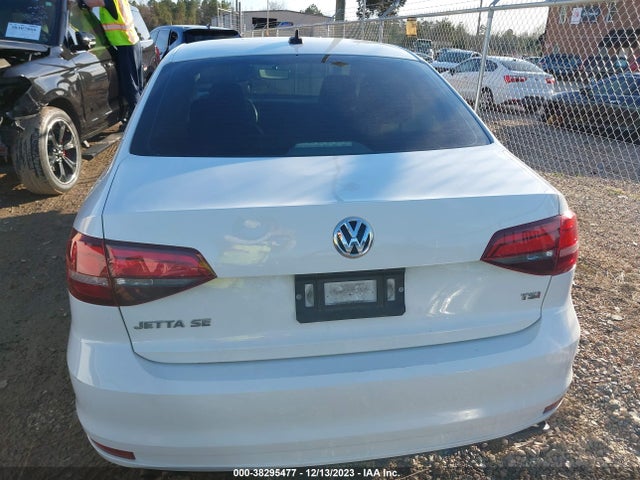 3VWDB7AJ0JM263225 Volkswagen Jetta 1.4t Se/1.4t Wolfsburg Edition