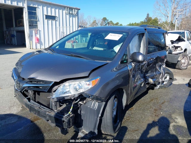 Toyota Sienna Le 8 Passenger 2018 5TDKZ3DC5JS903876 Image 2