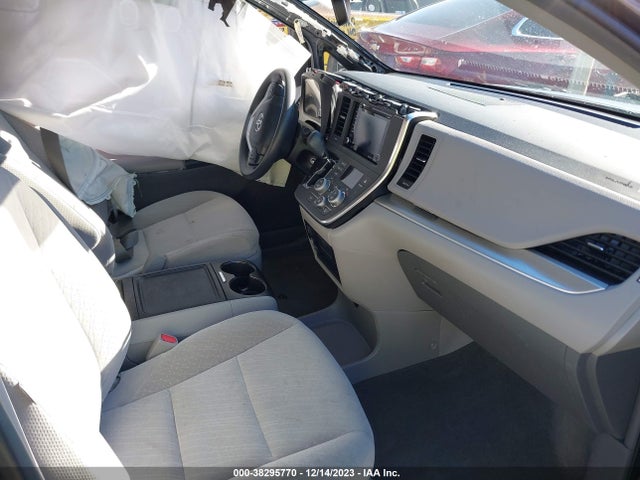 Toyota Sienna Le 8 Passenger 2018 5TDKZ3DC5JS903876 Image 5