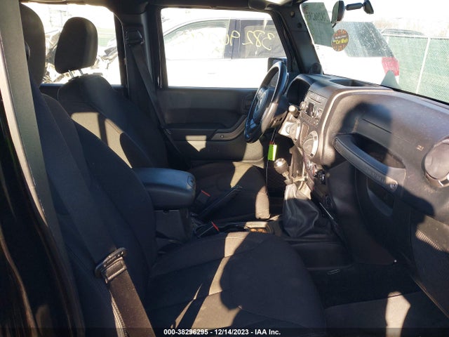 2014 JEEP WRANGLER UNLIMITED SPORT VIN: 1C4BJWDG8EL318132