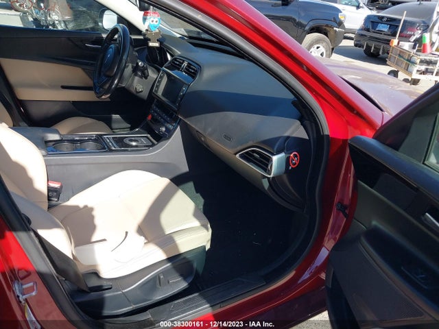 2017 JAGUAR XE SAJAR4BG9HA964664 Photo 4