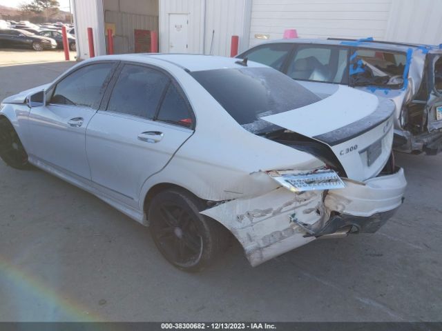 2013 MERCEDES-BENZ C-CLASS WDDGF8AB2DR255266 Photo 2