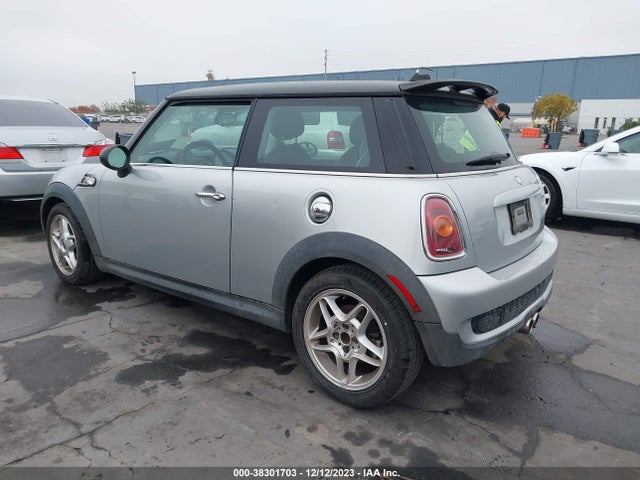 2007 MINI COOPER S WMWMF73507TL85131 Photo 2