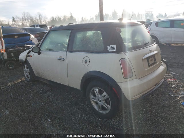 2006 MINI COOPER WMWRC33566TJ77647 Photo 2