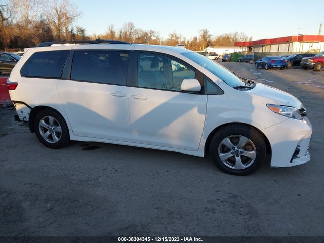 2018 TOYOTA SIENNA LE 8 PASSENGER VIN: 5TDKZ3DC9JS933494