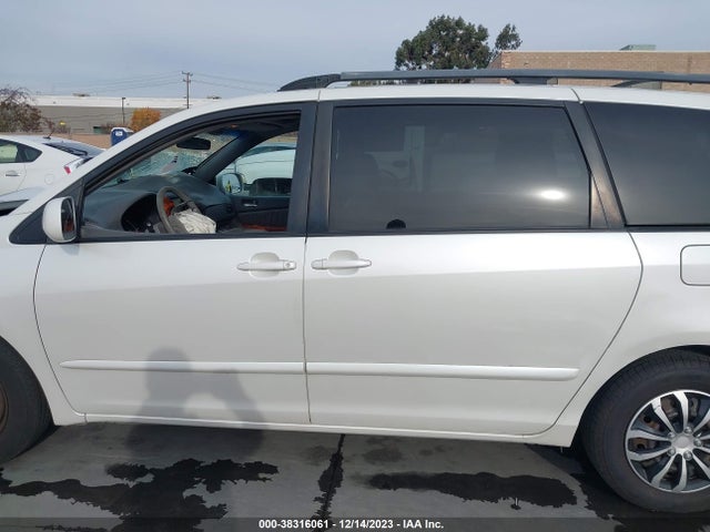 2010 TOYOTA SIENNA XLE VIN: 5TDYK4CC5AS324098