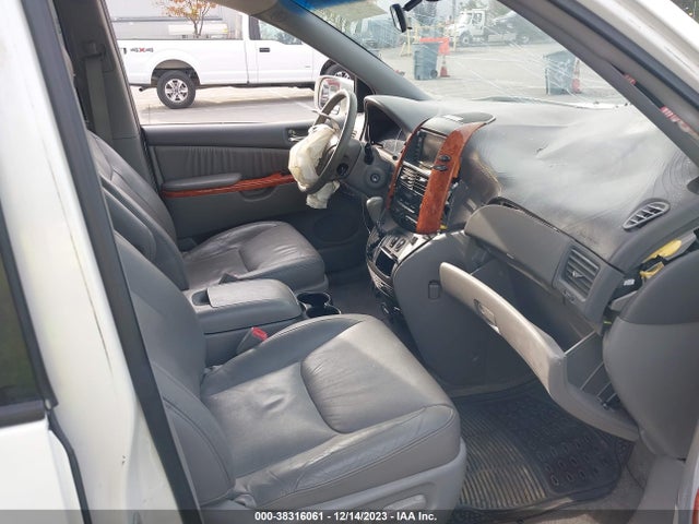 2010 TOYOTA SIENNA XLE VIN: 5TDYK4CC5AS324098