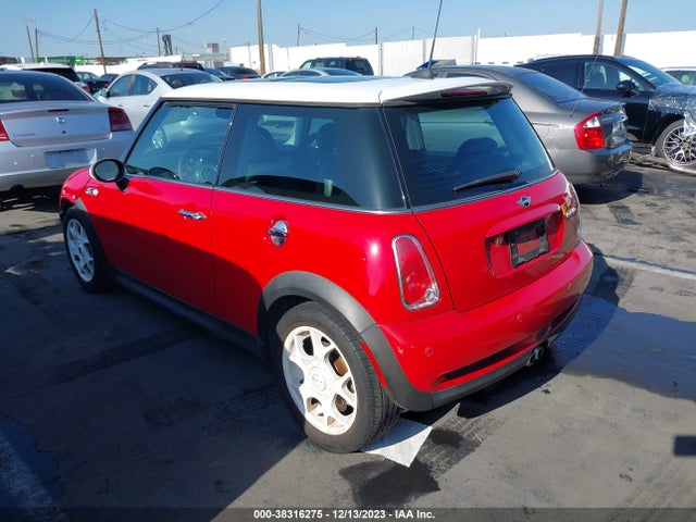 2006 MINI COOPER S WMWRE335X6TJ38683 Photo 2