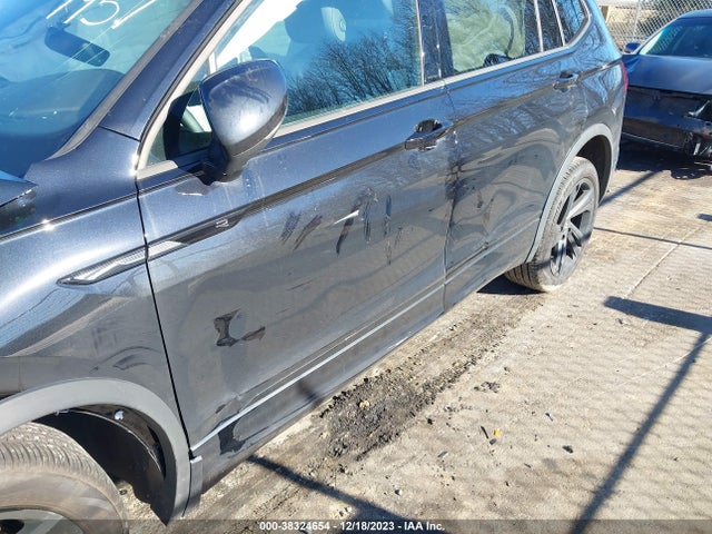 3VVCB7AX2PM114957 Volkswagen Tiguan 2.0t Se R-line Black