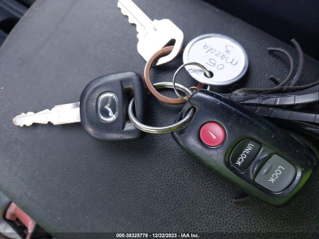 2005 MAZDA MAZDA3 S VIN: JM1BK123651256855