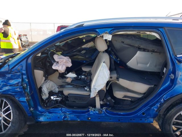 1FMCU0JD5HUE38189 Ford Escape Titanium