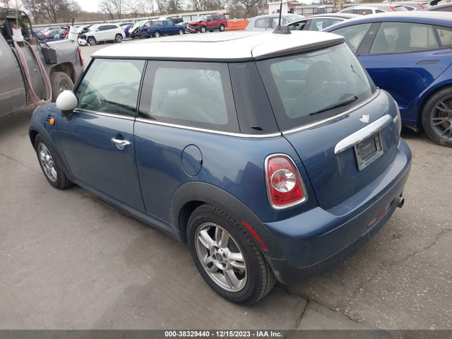 2011 MINI COOPER WMWSU3C55BT252895 Photo 2