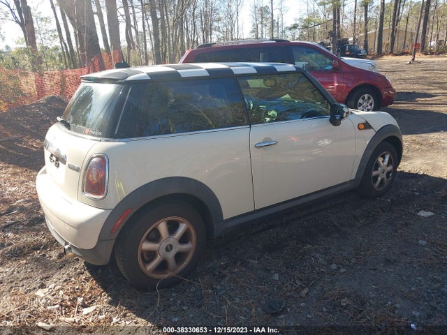 2010 MINI COOPER WMWMF3C50ATZ26551 Photo 3