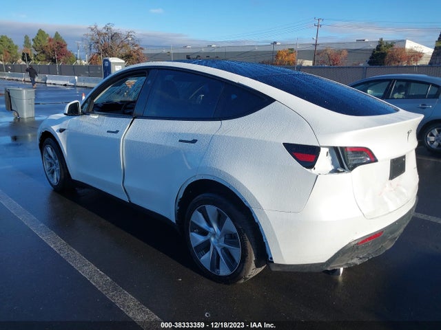 2023 TESLA MODEL Y 7SAYGDEE2PF812117 Photo 2