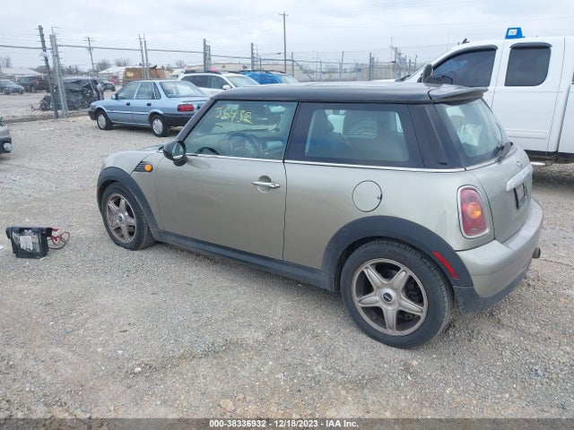 2007 MINI COOPER WMWMF33547TU62754 Photo 2