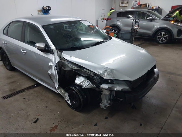 1VWAT7A36FC076095 Volkswagen Passat 1.8t S