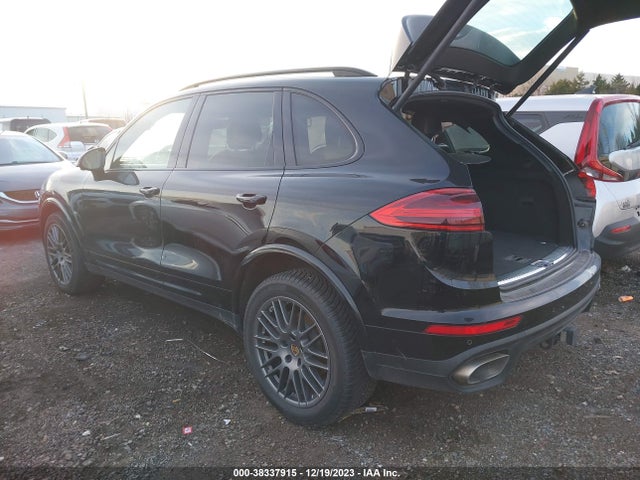 2017 PORSCHE CAYENNE WP1AA2A26HKA82554 Photo 2