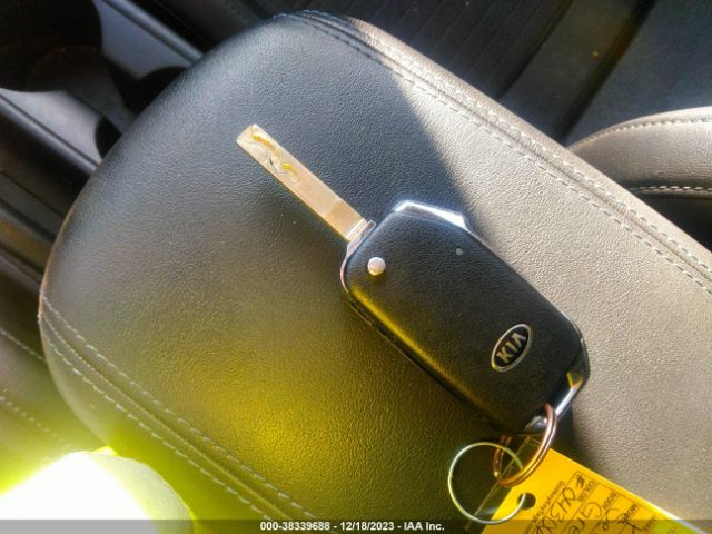 KNDEU2AA3M7043063 KIA SELTOS S
