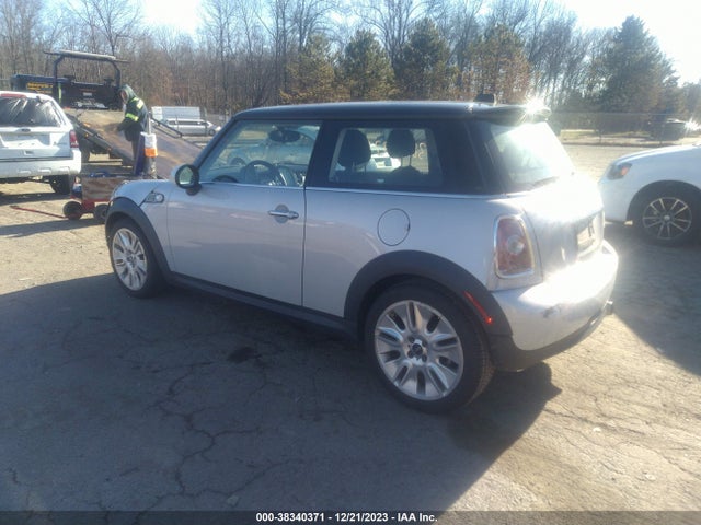 2010 MINI COOPER WMWMF3C59ATU77113 Photo 2