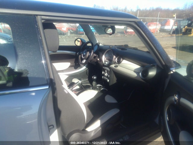 2010 MINI COOPER WMWMF3C59ATU77113 Photo 4