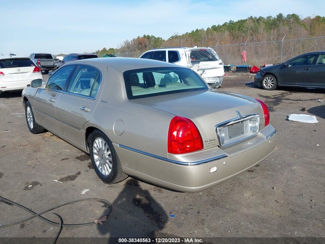 2004 LINCOLN TOWN CAR SIGNATURE VIN: 1LNHM81W94Y653695
