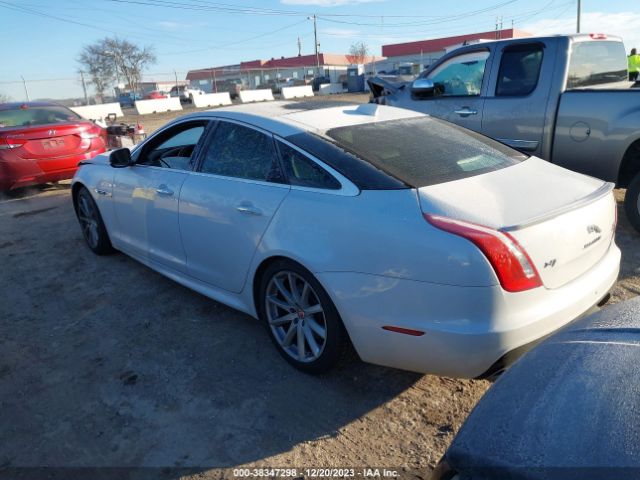 2017 JAGUAR XJ SAJWJ1CD6H8W12472 Photo 2