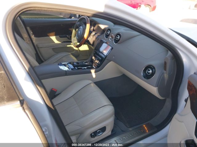 2017 JAGUAR XJ SAJWJ1CD6H8W12472 Photo 4