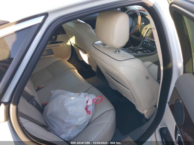 2017 JAGUAR XJ SAJWJ1CD6H8W12472 Photo 7