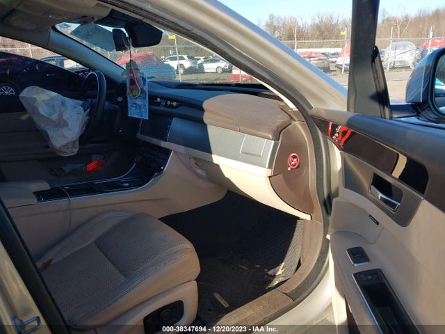 2016 JAGUAR XF SAJBK4BV2GCY16074 Photo 4