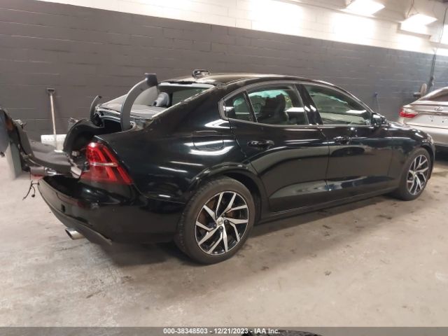 7JRA22TK7KG011855 Volvo S60 T6 Momentum