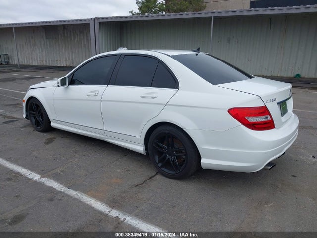 2013 MERCEDES-BENZ C 250 LUXURY/SPORT VIN: WDDGF4HB1DA794121