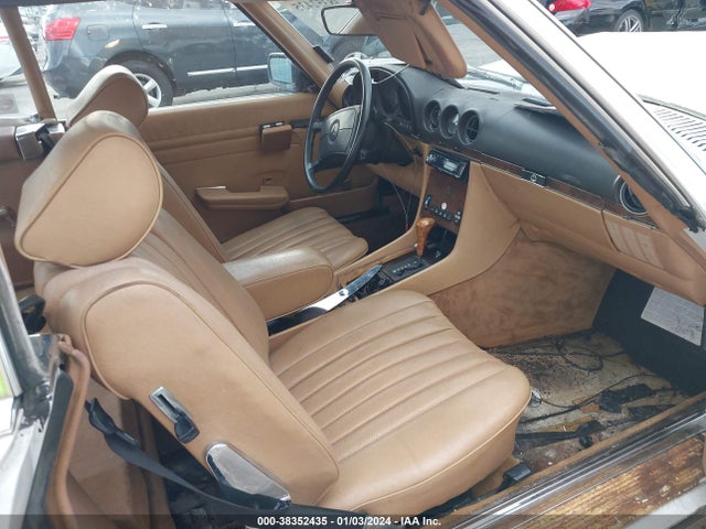 1988 MERCEDES-BENZ 560 SL VIN: WDBBA48D8JA083109