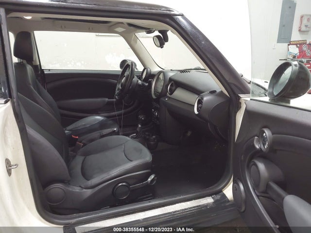 2011 MINI COOPER HARDTOP WMWSU3C56BT096544 Photo 4