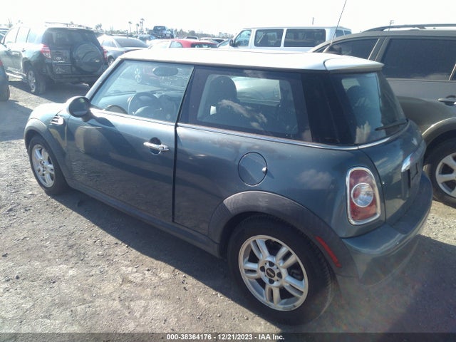 2011 MINI COOPER WMWSU3C55BT091335 Photo 2