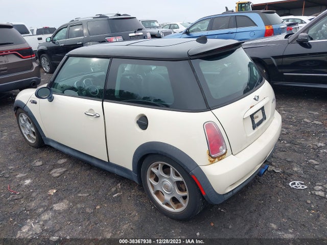 2005 MINI COOPER S WMWRE33455TD92214 Photo 2