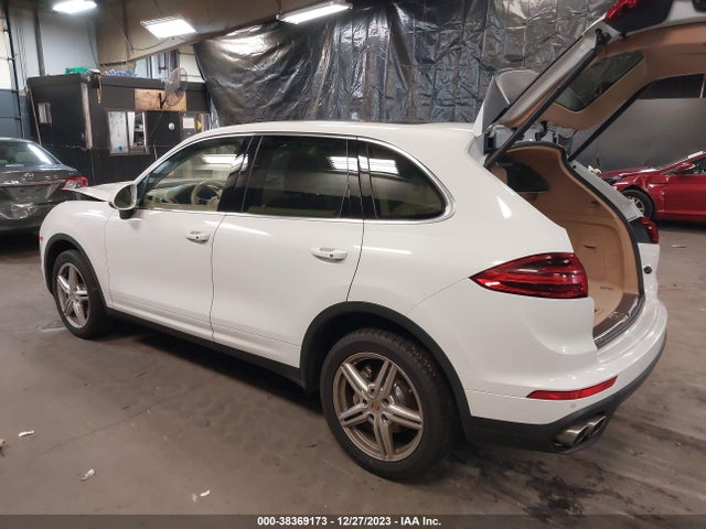 2016 PORSCHE CAYENNE WP1AB2A28GLA92136 Photo 2