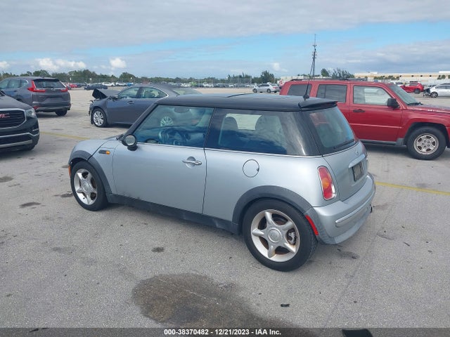 2003 MINI COOPER HARDTOP WMWRC334X3TE17417 Photo 2