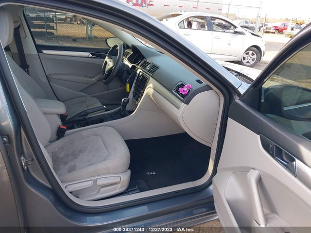 1VWAT7A38HC070446 Volkswagen Passat 1.8t S